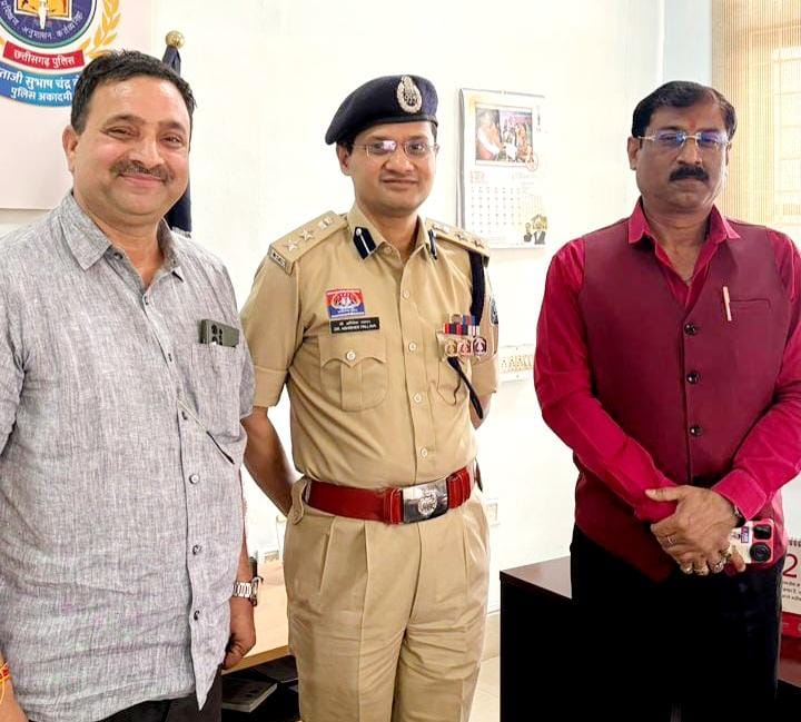 भूमिहार समाज के पदाधिकारी मिले पूर्व पुलिस अधीक्षक डॉ. अभिषेक पल्लव से।