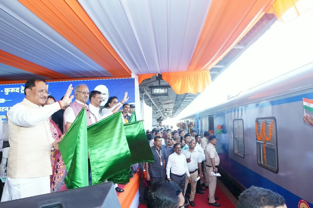 केंद्रीय मंत्री अश्विनी वैष्णव और मुख्यमंत्री विष्णु देव साय  ने रावघाट - रायपुर एवं रायपुर - कुरूद यात्री रेल सेवाओं को दिखाई हरी झंडी
