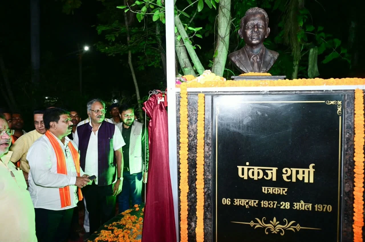 रायपुर : पत्रकार स्व. पंकज शर्मा की प्रतिमा का अनावरण