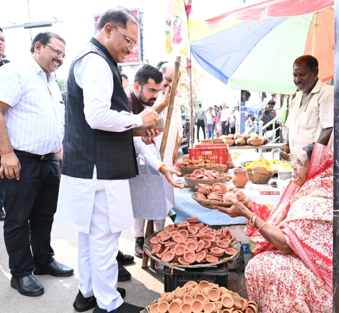 मुख्यमंत्री ने मीरा के पसरे से खरीदा ‘आशीर्वाद का दीया’