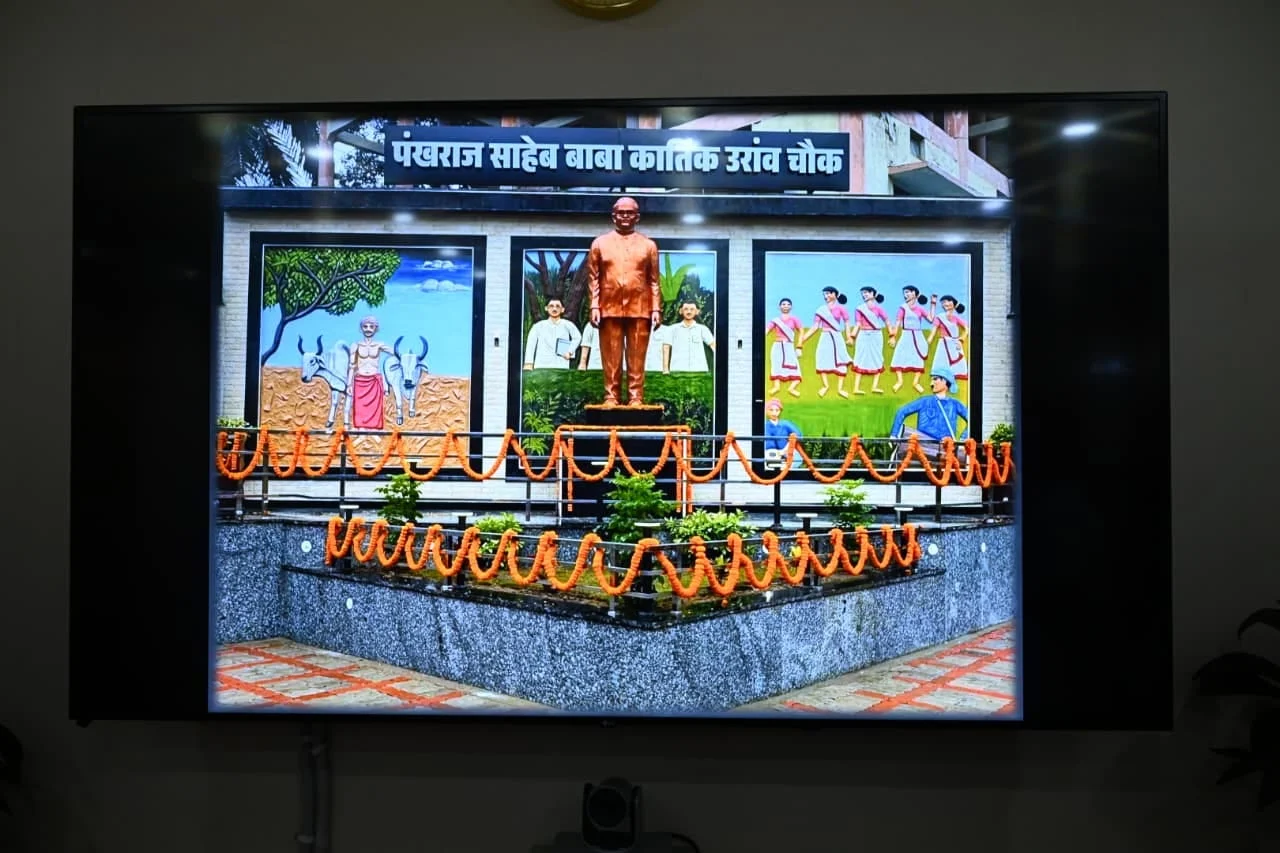 रायपुर : मुख्यमंत्री ने बाबा कार्तिक उरांव की जन्मशताब्दी पर उनकी आदमकद प्रतिमा का किया अनावरण