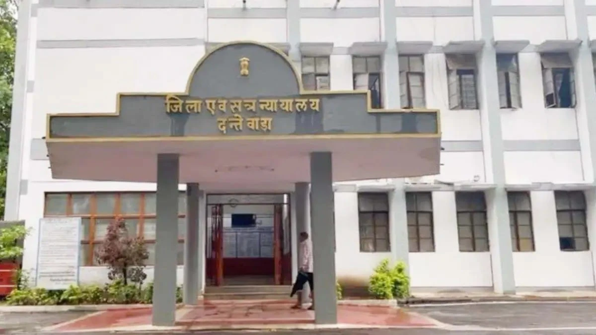 दंतेवाडा के शिक्षा अधिकारी को चार साल की सजा