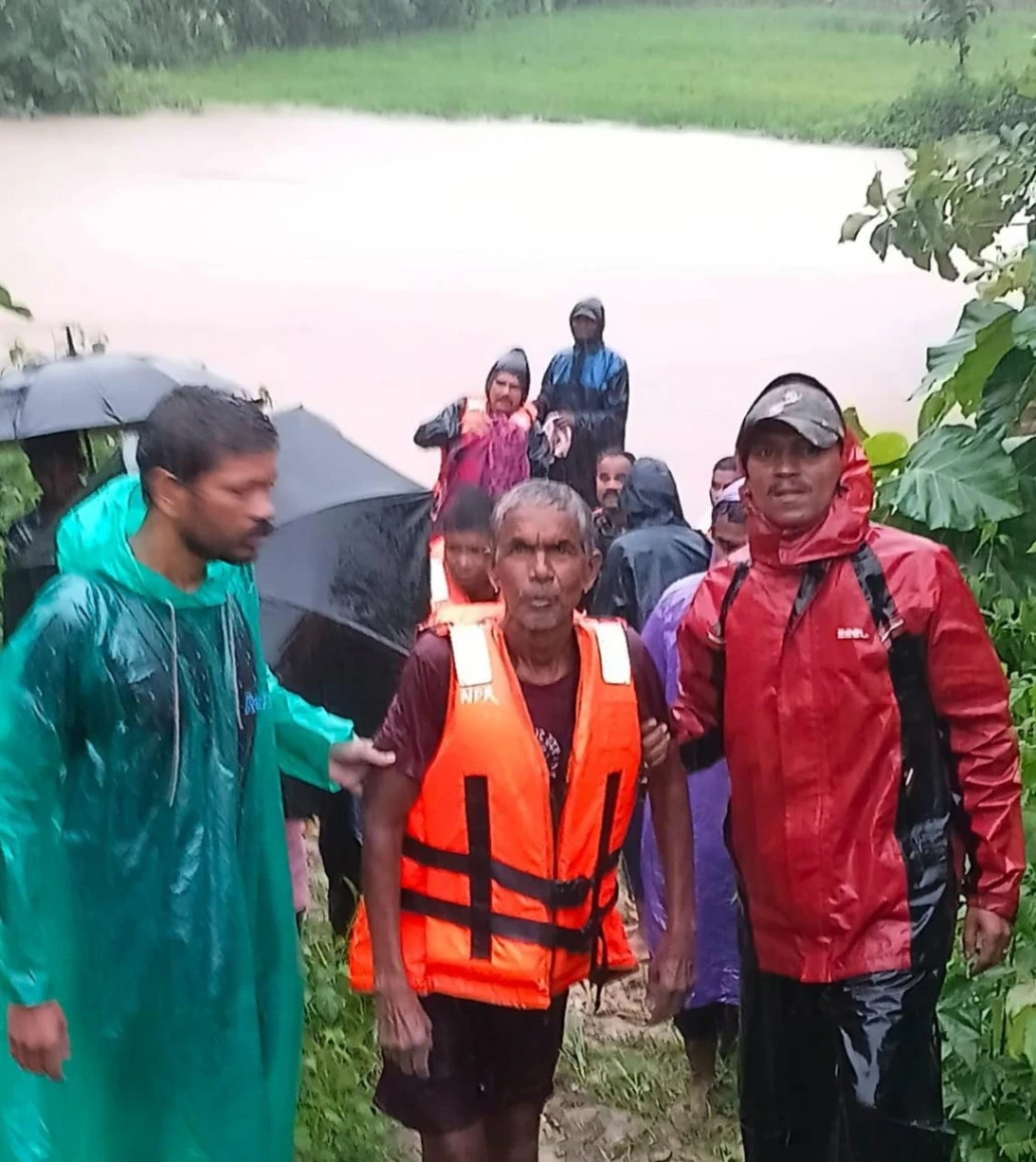 रायपुर : बाढ़ का खतरा: नारायणपुर में माड़ीन नदी के बीच पेड़ पर फंसे ग्रामीण का सफल रेस्क्यू
