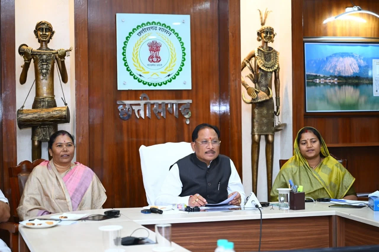 रायपुर : मुख्यमंत्री ने पूर्व केंद्रीय मंत्री स्वर्गीय लरंग साय की प्रतिमा का किया वर्चुअल अनावरण