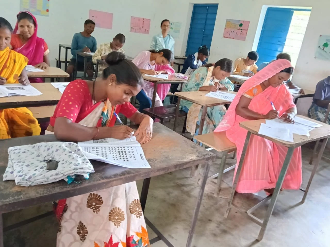 रायपुर : ’राज्यव्यापी महापरीक्षा में सरगुजा के 4198 नवसाक्षरों ने उत्साह से लिया भाग’