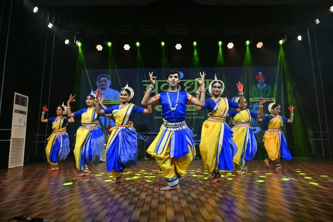 रायपुर : खैरागढ़ विश्वविद्यालय के कलाकारों ने चक्रधर समारोह में सजाया शास्त्रीय नृत्य का मंच