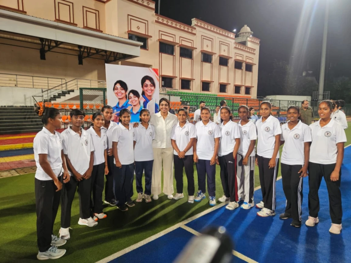 रायपुर : अंतरराष्ट्रीय क्रिकेटर हरलीन देओल ने हॉकी अकादमी के खिलाडि़यों से की मुलाकात