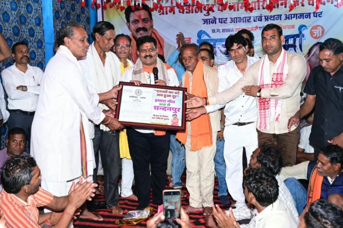 रायपुर : वर्षों पुरानी मांग हुई पूरी, राजपत्र लेकर गांव पहुंचे उप मुख्यमंत्री