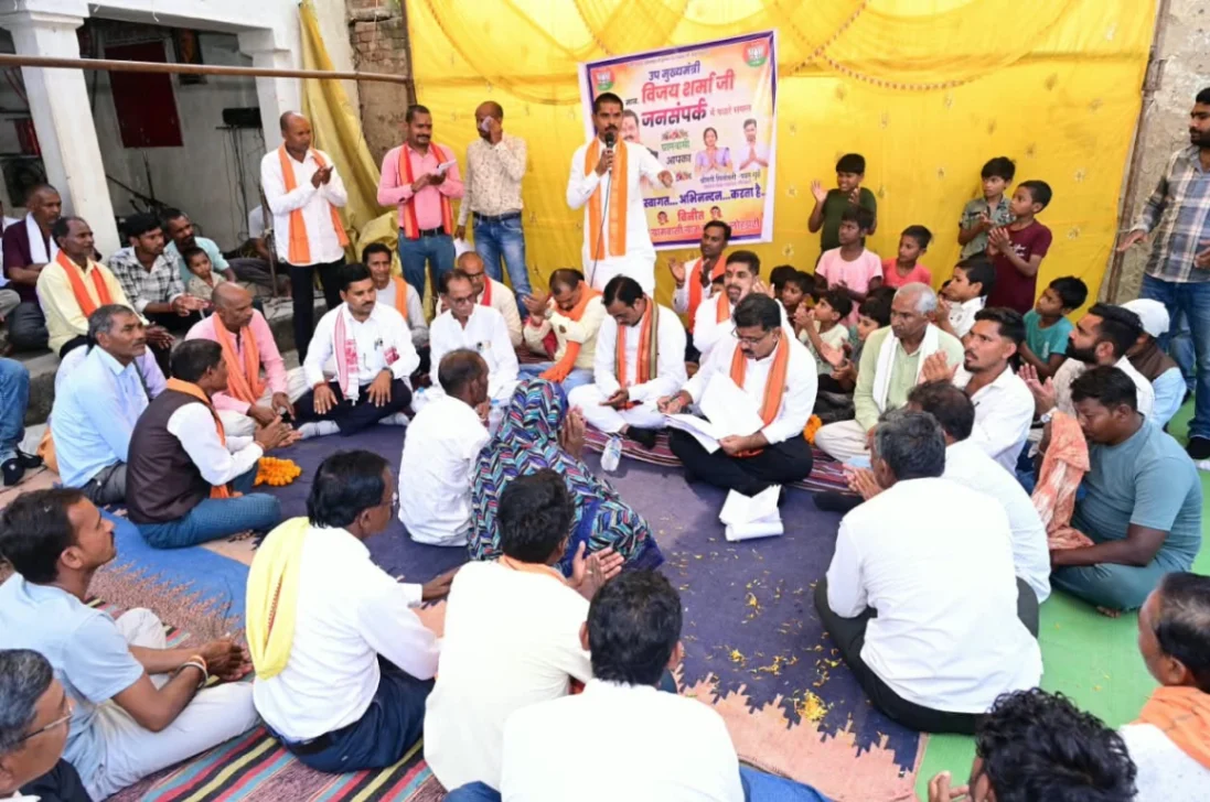 रायपुर : ’उपमुख्यमंत्री  ने लोहझरी में ग्रामीणों के बीच बैठकर किया सीधा संवाद’