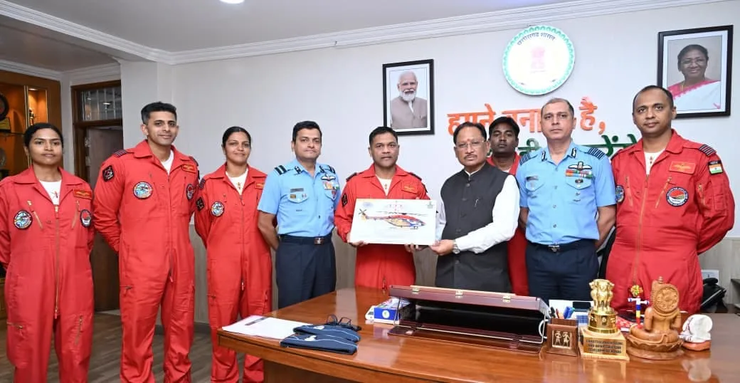 रायपुर : मुख्यमंत्री श्री विष्णु से भारतीय वायु सेना की सारंग हेलीकॉप्टर डिस्प्ले टीम ने की मुलाकात