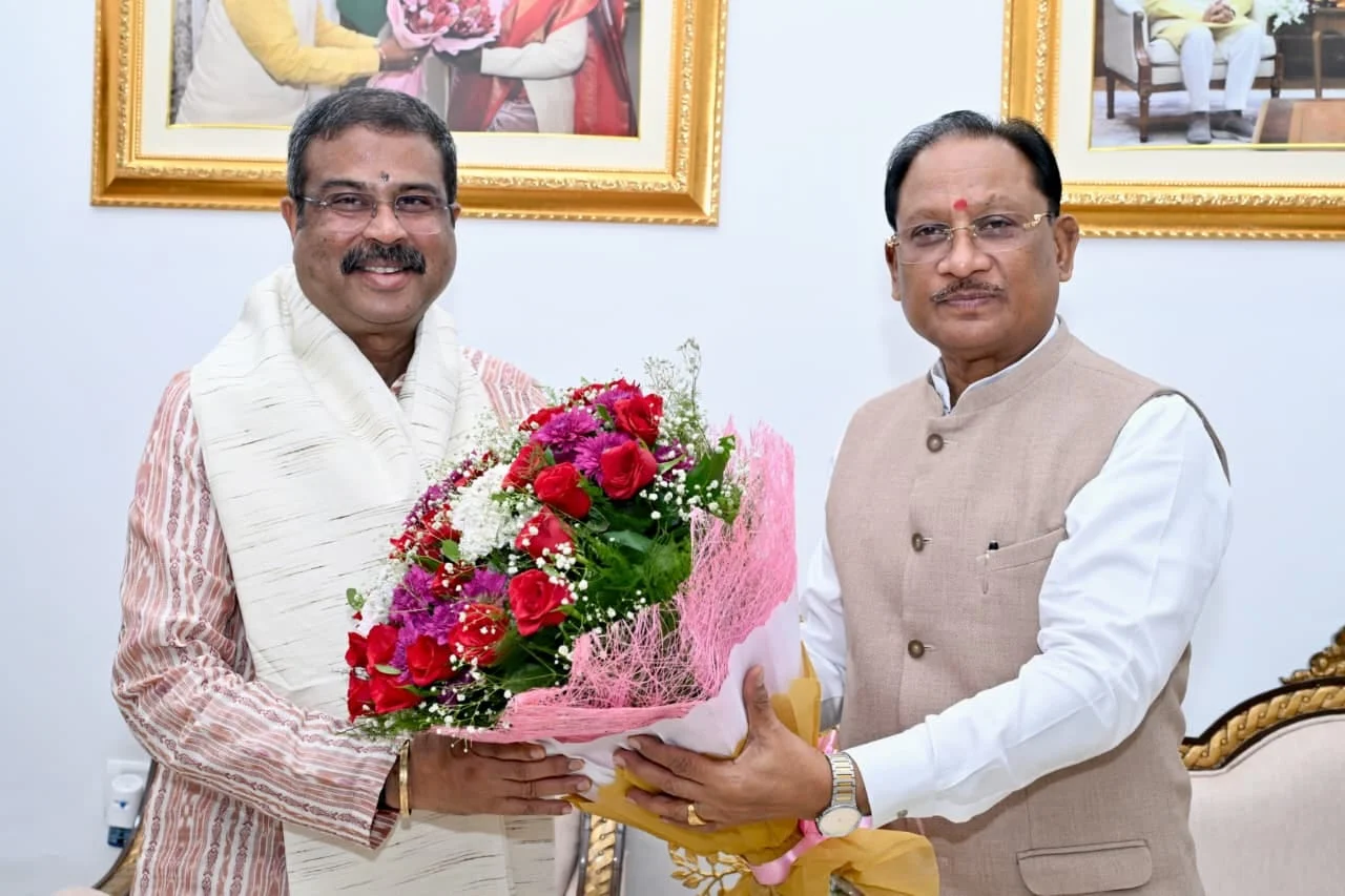 रायपुर : मुख्यमंत्री श्री विष्णु देव साय से सांसद  धर्मेंद्र प्रधान ने की शिष्टाचार भेंट