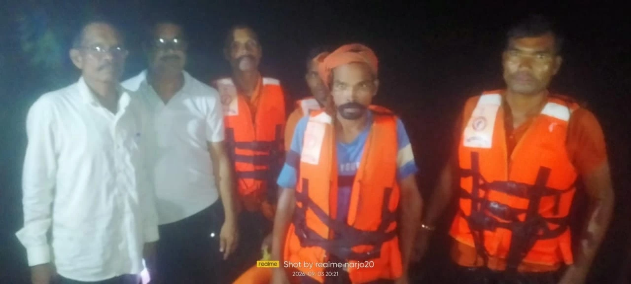 रायपुर : उफनती नदी में चट्टान पर फंसे ग्रामीण का डीडीआरएफ टीम ने किया सुरक्षित रेस्क्यू