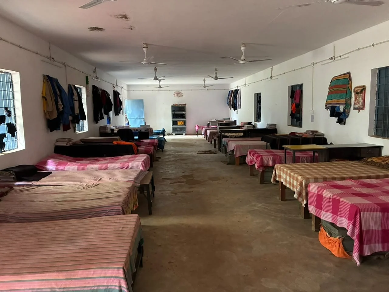 जहां 15 साल रहा सुरक्षा कैंप, अब वहीं संवर रहा आदिवासी बच्चों का भविष्य