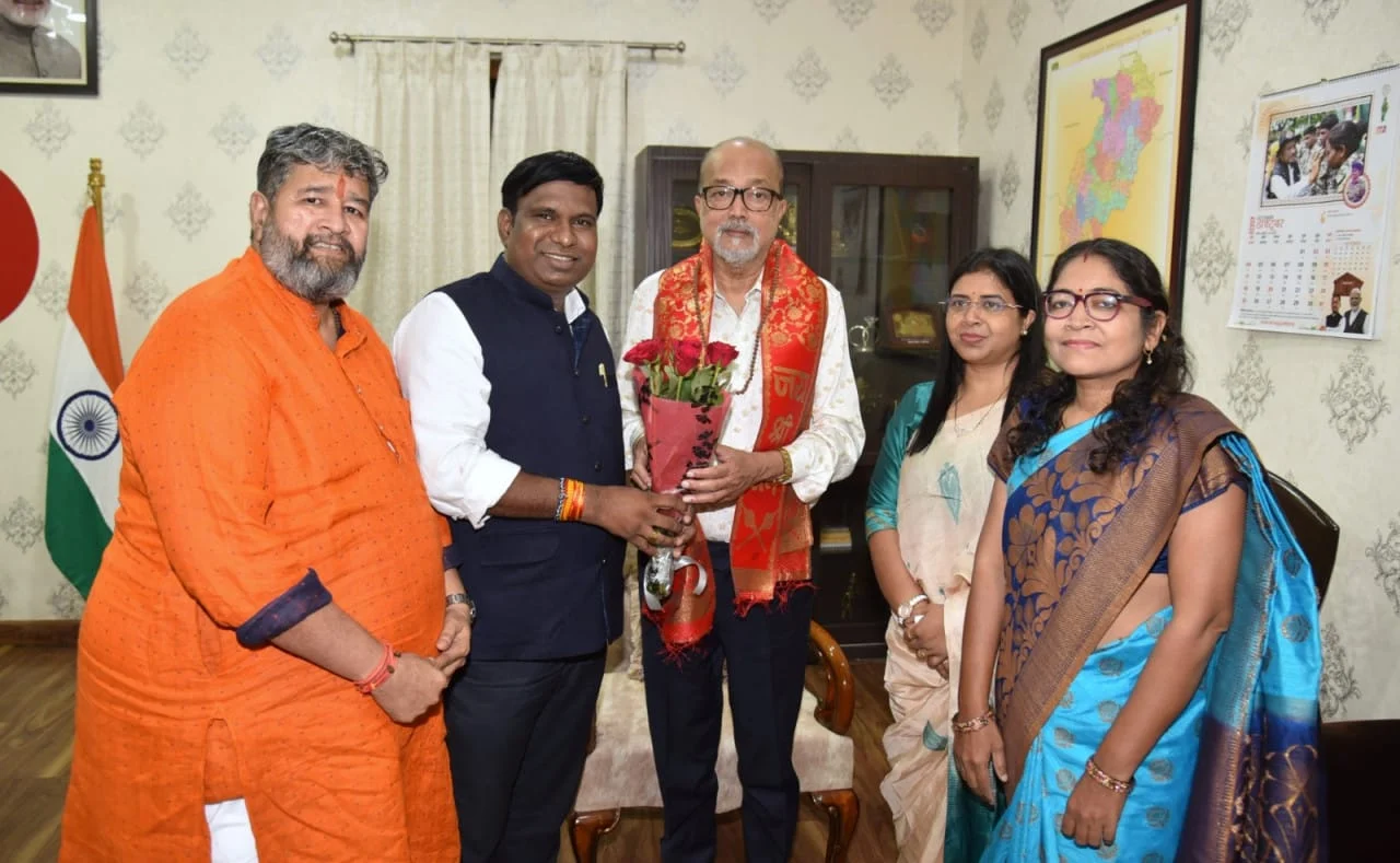 रायपुर : राज्यपाल से कामधेनु विश्वविद्यालय के कार्य परिषद सदस्यों ने की भेंट