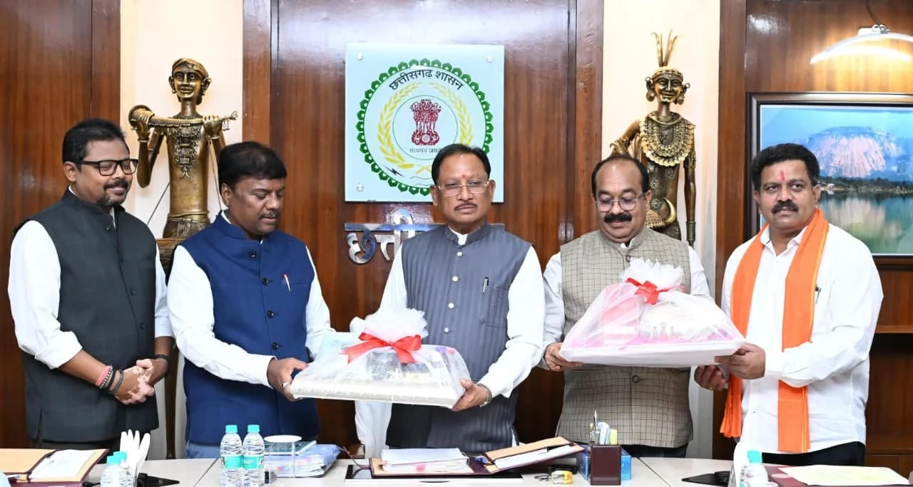 रायपुर : हमारे वनों की समृद्धि और मातृशक्ति के परिश्रम से तैयार उत्पाद बनें छत्तीसगढ़ की पहचान